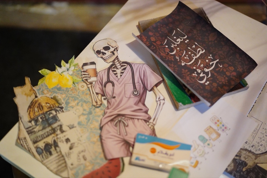 رسومات وكتب تكمّل فكرة المحتوى الصحي.